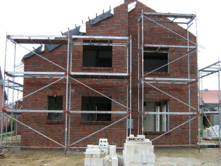 Giebelseite des Hauses von der Strasse